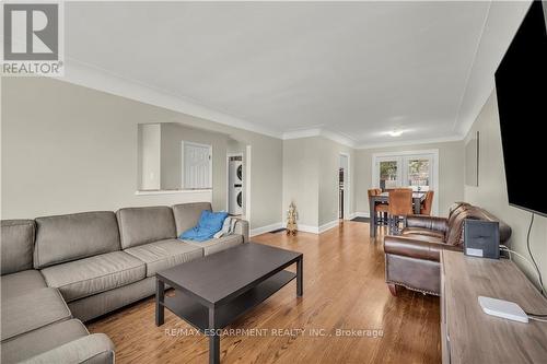 39 Bland Avenue, Hamilton, ON - Indoor Photo Showing Living Room