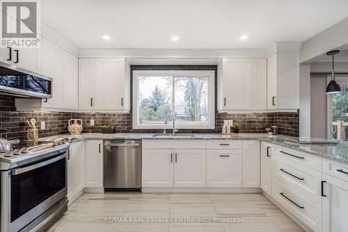 16 Keen Crt, Hamilton, ON - Indoor Photo Showing Kitchen With Upgraded Kitchen