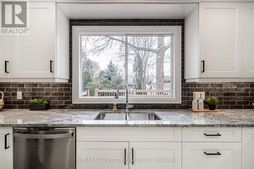 16 Keen Crt, Hamilton, ON - Indoor Photo Showing Kitchen With Double Sink With Upgraded Kitchen