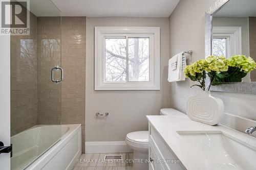 16 Keen Crt, Hamilton, ON - Indoor Photo Showing Bathroom
