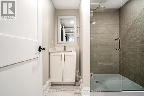 16 Keen Crt, Hamilton, ON - Indoor Photo Showing Bathroom