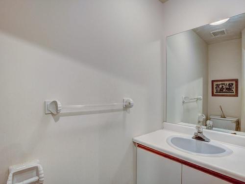 Powder room - 31 Rue Dufferin, Kirkland, QC - Indoor Photo Showing Bathroom