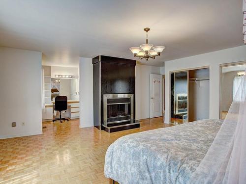 Master bedroom - 31 Rue Dufferin, Kirkland, QC - Indoor Photo Showing Bedroom With Fireplace