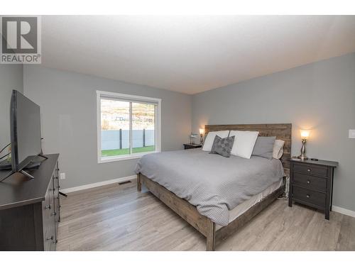 2200 Linea Crescent, Lumby, BC - Indoor Photo Showing Bedroom