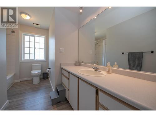 2200 Linea Crescent, Lumby, BC - Indoor Photo Showing Bathroom