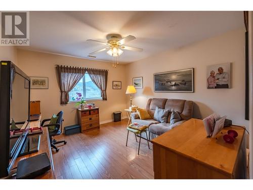 2255 Atkinson Street Unit# 705, Penticton, BC - Indoor Photo Showing Living Room