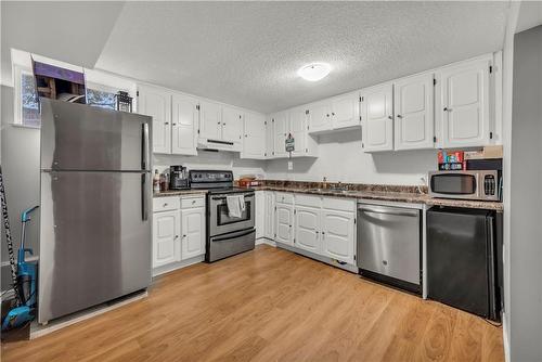 39 Bland Avenue, Stoney Creek, ON - Indoor Photo Showing Kitchen
