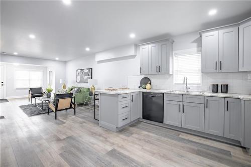 19 Whitworth Street, St. Catharines, ON - Indoor Photo Showing Kitchen
