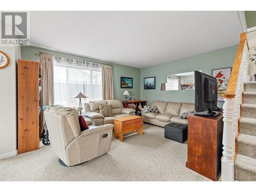270-272 Taylor Road, Kelowna, BC - Indoor Photo Showing Living Room