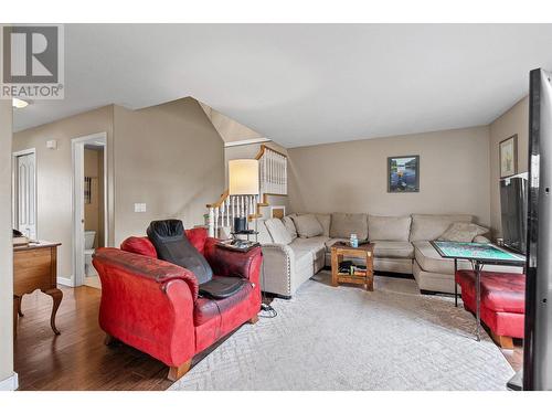 270-272 Taylor Road, Kelowna, BC - Indoor Photo Showing Living Room