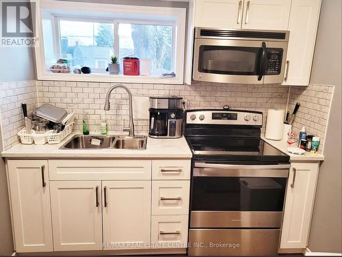 245 Chittick Cres, Thames Centre, ON - Indoor Photo Showing Kitchen With Double Sink With Upgraded Kitchen