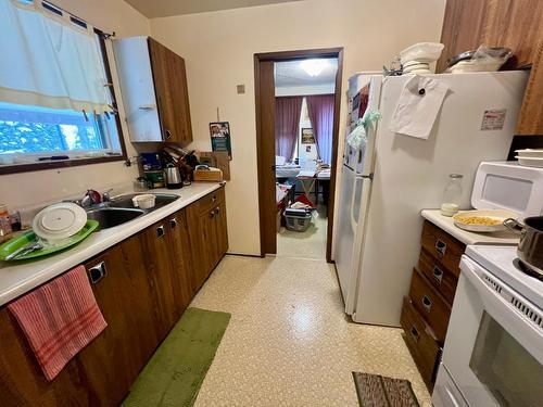 2505 5Th Ave, Castlegar, BC - Indoor Photo Showing Kitchen With Double Sink