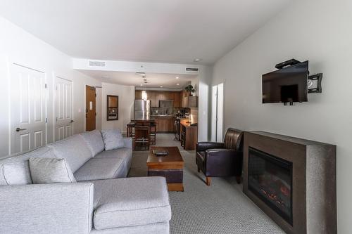 312 - 400 Stemwinder Drive, Kimberley, BC - Indoor Photo Showing Living Room With Fireplace