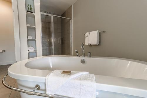 312 - 400 Stemwinder Drive, Kimberley, BC - Indoor Photo Showing Bathroom