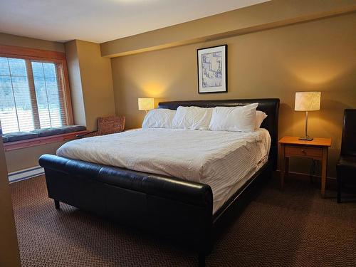 103 - 41 Rivermount Place, Fernie, BC - Indoor Photo Showing Bedroom