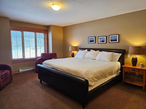 103 - 41 Rivermount Place, Fernie, BC - Indoor Photo Showing Bedroom