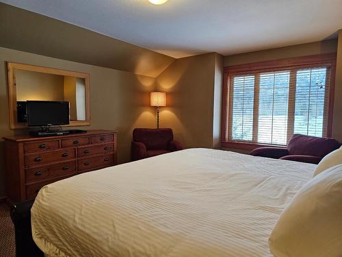 103 - 41 Rivermount Place, Fernie, BC - Indoor Photo Showing Bedroom