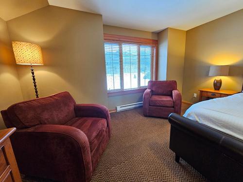 103 - 41 Rivermount Place, Fernie, BC - Indoor Photo Showing Bedroom