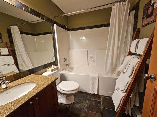 103 - 41 Rivermount Place, Fernie, BC - Indoor Photo Showing Bathroom