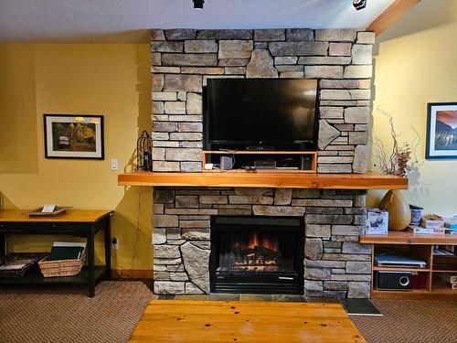103 - 41 Rivermount Place, Fernie, BC - Indoor Photo Showing Living Room With Fireplace