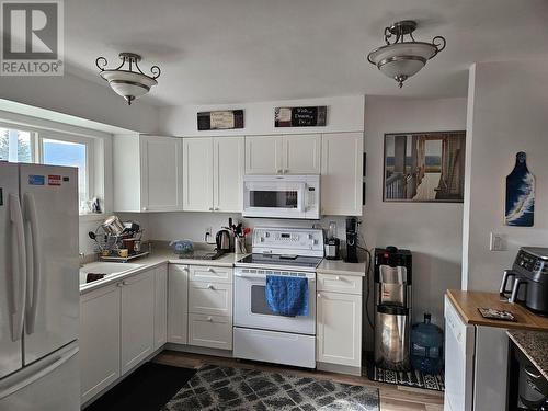 731 Nelson Avenue, Penticton, BC - Indoor Photo Showing Kitchen
