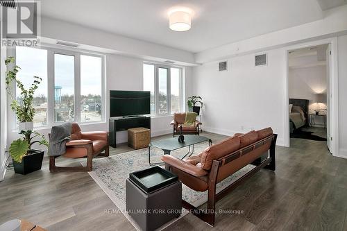 #505 -1 Hume St E, Collingwood, ON - Indoor Photo Showing Living Room