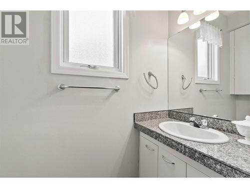 4011 Kentucky Place, Kelowna, BC - Indoor Photo Showing Bathroom