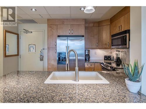 7343 Okanagan Landing Road Unit# 1222, Vernon, BC - Indoor Photo Showing Kitchen With Double Sink