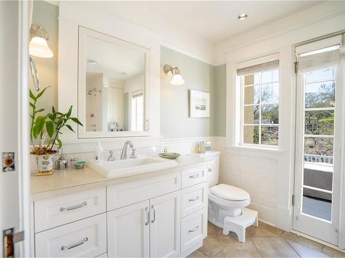 2970 Rutland Rd, Oak Bay, BC - Indoor Photo Showing Bathroom