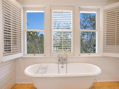 2970 Rutland Rd, Oak Bay, BC - Indoor Photo Showing Bathroom