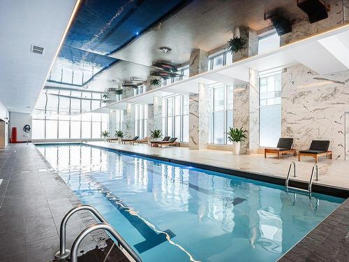 Piscine - 2614-2300 Rue Tupper, Montréal (Ville-Marie), QC - Indoor Photo Showing Other Room With In Ground Pool