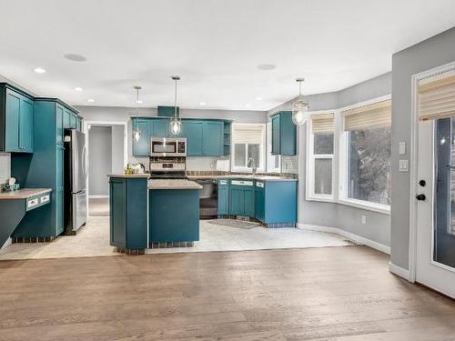 444 Azure Place, Kamloops, BC - Indoor Photo Showing Kitchen With Upgraded Kitchen