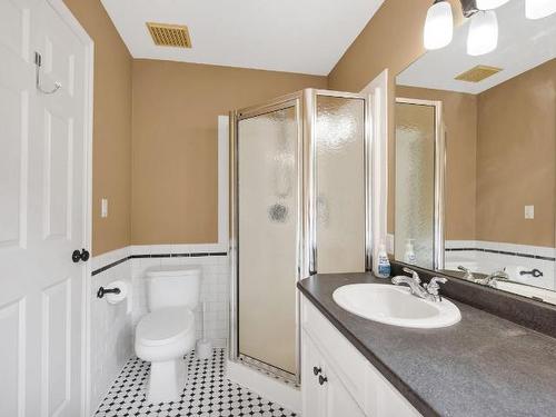 444 Azure Place, Kamloops, BC - Indoor Photo Showing Bathroom