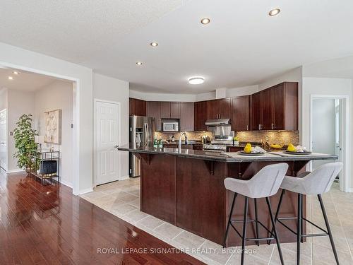 13 Victoria Wood Ave, Markham, ON - Indoor Photo Showing Kitchen With Upgraded Kitchen