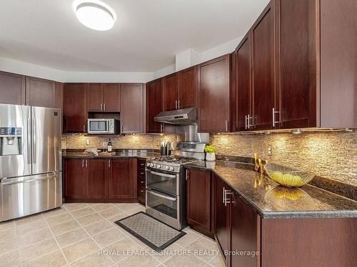 13 Victoria Wood Ave, Markham, ON - Indoor Photo Showing Kitchen With Upgraded Kitchen