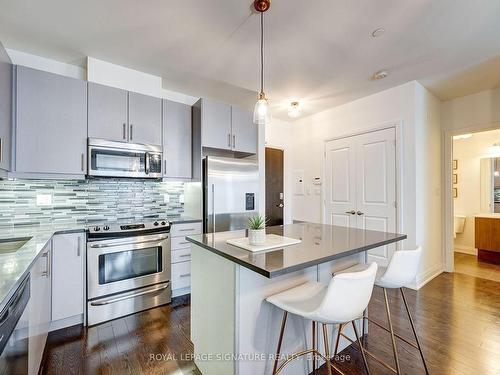 503-15277 Yonge St, Aurora, ON - Indoor Photo Showing Kitchen With Upgraded Kitchen