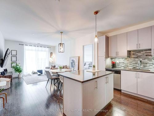 503-15277 Yonge St, Aurora, ON - Indoor Photo Showing Kitchen With Upgraded Kitchen