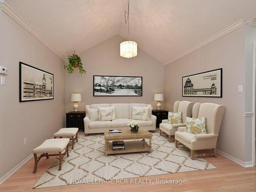 139 Green Briar Rd, New Tecumseth, ON - Indoor Photo Showing Living Room