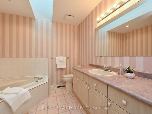 139 Green Briar Rd, New Tecumseth, ON - Indoor Photo Showing Bathroom