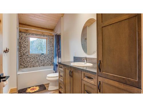 682 Lower Inonoaklin Rd, Edgewood, BC - Indoor Photo Showing Bathroom