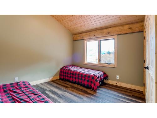 682 Lower Inonoaklin Rd, Edgewood, BC - Indoor Photo Showing Bedroom