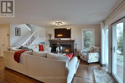 568 Oxbow Cres, Collingwood, ON - Indoor Photo Showing Living Room With Fireplace