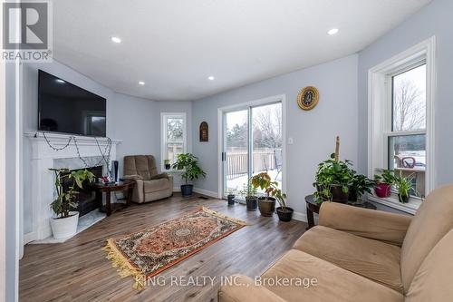 100 Golden Meadow Rd, Barrie, ON - Indoor Photo Showing Living Room