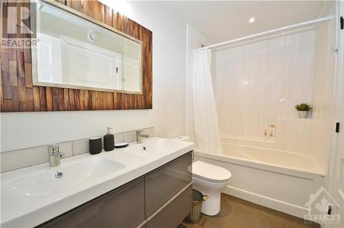 276 Powell Avenue, Ottawa, ON - Indoor Photo Showing Bathroom