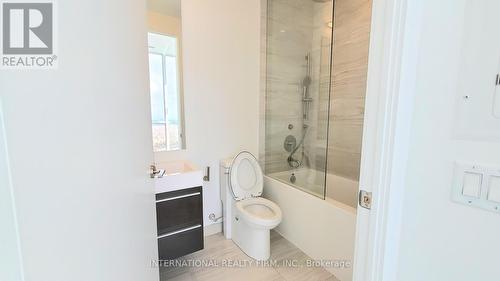 4605 - 39 Roehampton Avenue N, Toronto, ON - Indoor Photo Showing Bathroom