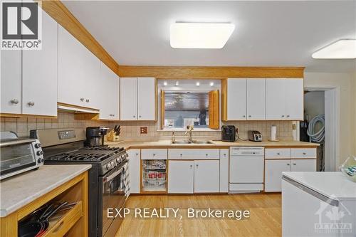 336 Trafalgar Rd, Pembroke, ON - Indoor Photo Showing Kitchen With Double Sink