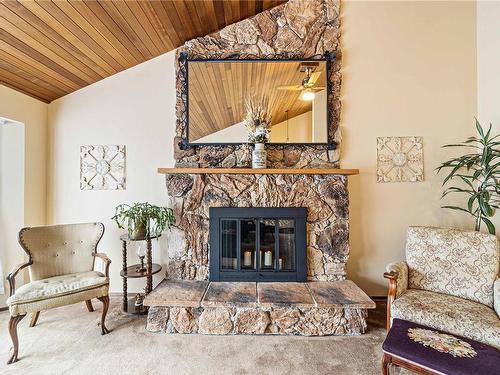 250 Blairgowrie Pl, Nanaimo, BC - Indoor Photo Showing Living Room With Fireplace