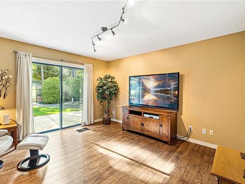 250 Blairgowrie Pl, Nanaimo, BC - Indoor Photo Showing Living Room