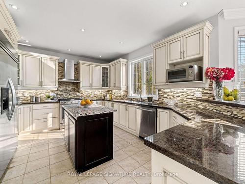 396 Athabasca Dr, Vaughan, ON - Indoor Photo Showing Kitchen With Upgraded Kitchen
