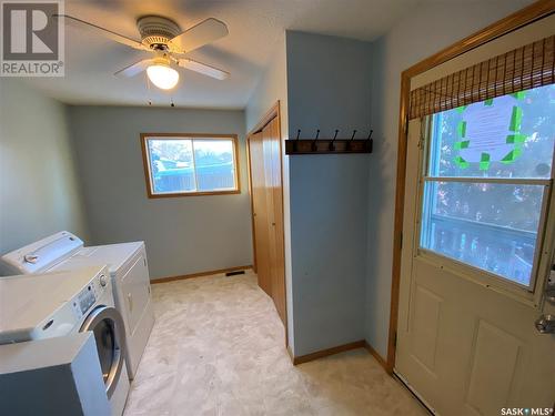 312 3Rd Avenue W, Kindersley, SK - Indoor Photo Showing Laundry Room